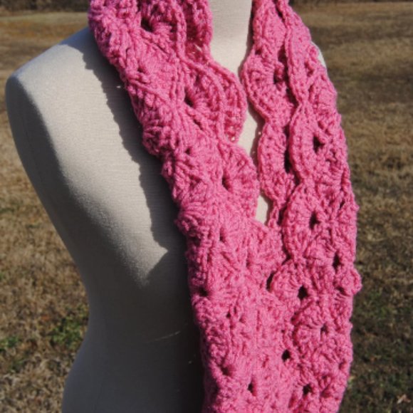 Crochet Dusty Rose Pink Circle Scarf/New - Picture 3 of 3